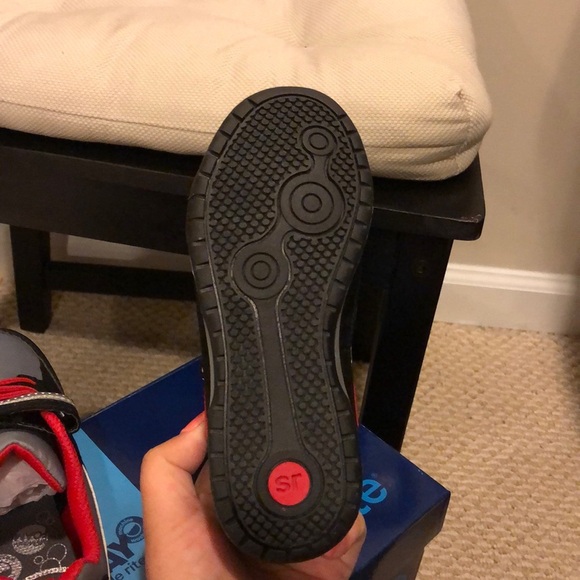 NWT BOYS SNEAKERS - Picture 7 of 7